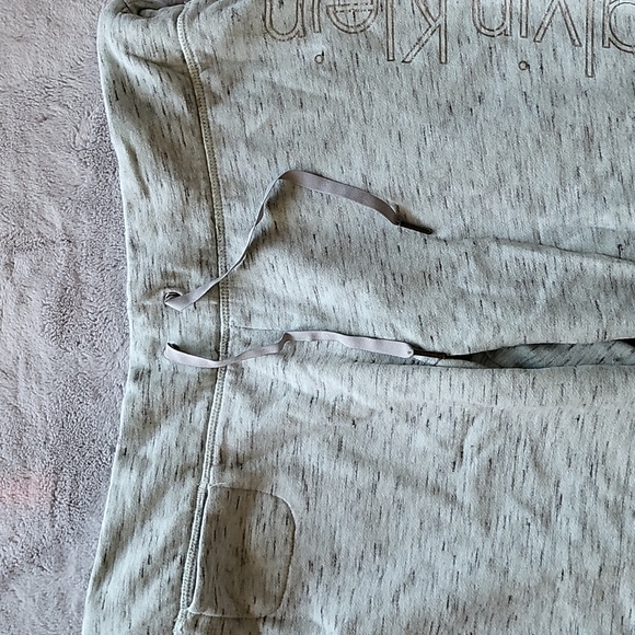 Calvin Klein capri/cropped Joggers (A) - Picture 5 of 7